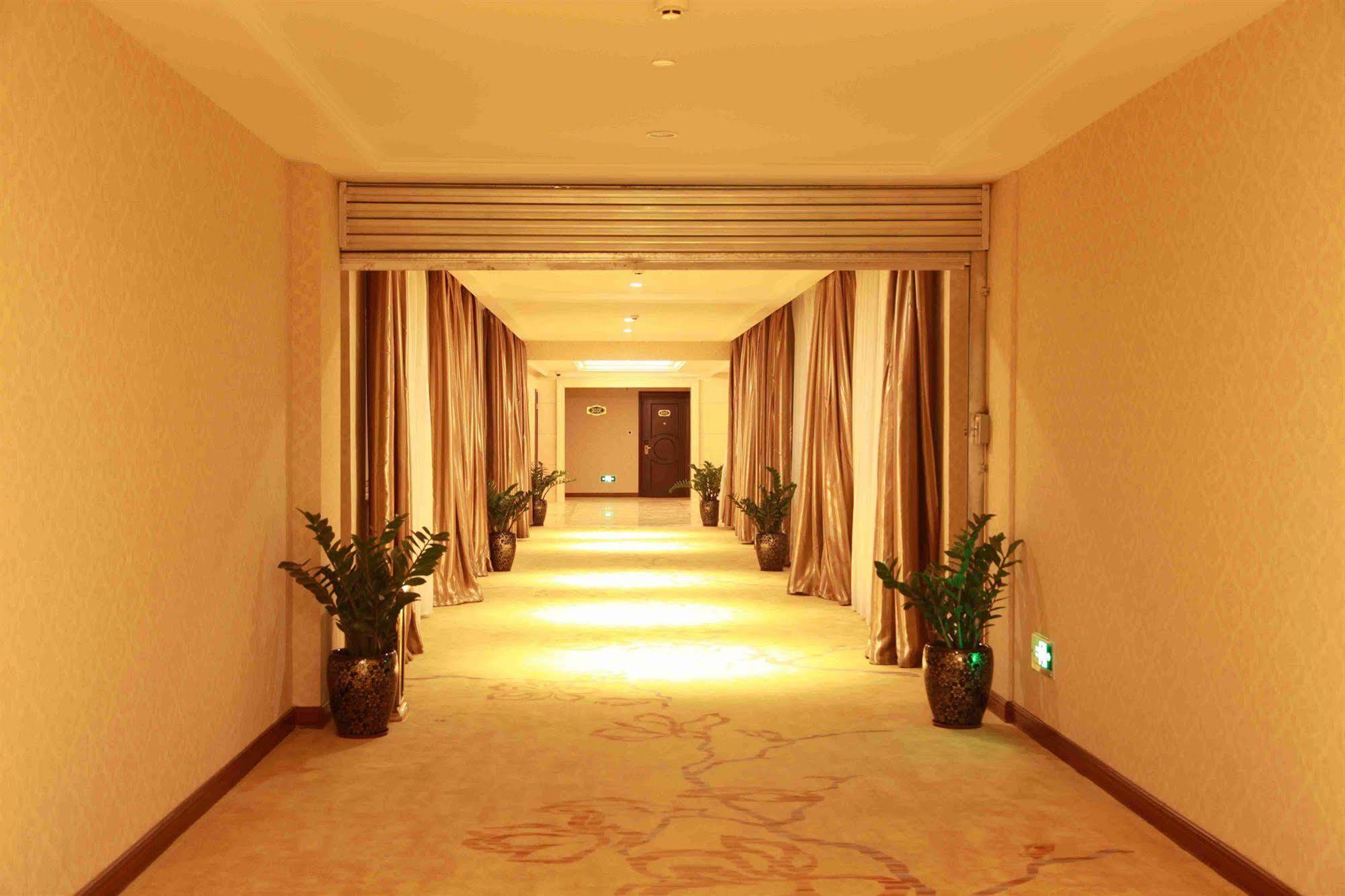 Vienna Hotel Shanghai Pudong Airport Экстерьер фото